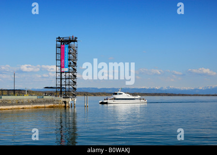 Molenturm Tower et le MF-Friedrichshafen ferry, Friedrichshafen, Bade-Wurtemberg, Allemagne, Europa Banque D'Images