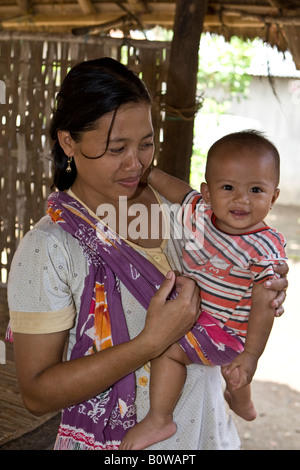 Femme portant son petit bébé dans ses bras, l'île de Lombok, Indonésie, Îles de la sonde Lesser Banque D'Images