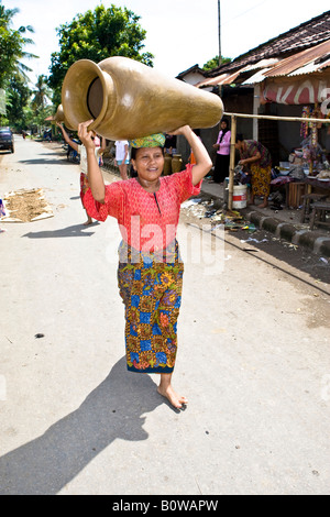 Femme portant un pot traditionnellement conçu sur sa tête, Banyumulek, île de Lombok, Indonésie, Îles de la sonde Lesser Banque D'Images