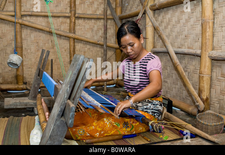 Tissu, textile sur un vieux métier à tisser, Tete Batu, île de Lombok, Indonésie, Îles de la sonde Lesser Banque D'Images