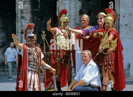 Les touristes posant avec les légionnaires en costume d'être photographié au Colisée, Rome, Latium, Italie Banque D'Images