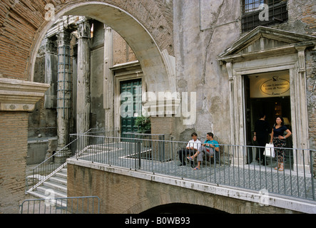 Portico Octavia, Église Sant'Angelo in Pescheria, meubles shop, Rome, Latium, Italie Banque D'Images