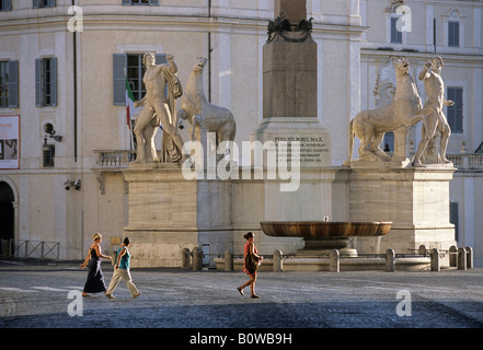 Obélisque, fontaine et ses dresseurs de chevaux, la Piazza del Quirinale, Rome, Latium, Italie Banque D'Images