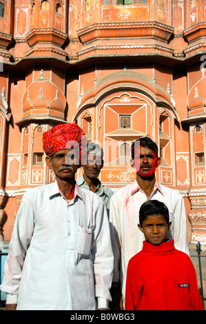 Les hommes indiens portant des turbans et couleur rouge sur leur visage debout devant le Hawa Mahal ou Palais des Vents à Jaipur, Rajas Banque D'Images