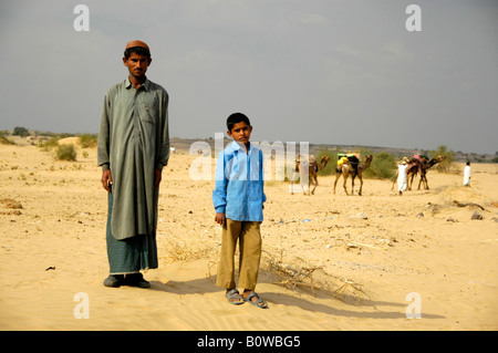 Deux jeunes hommes indiens debout dans le désert du Thar près de Jaisalmer, Rajasthan, India Banque D'Images