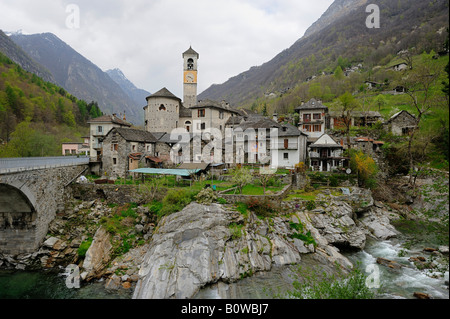 Village de montagne de Lavertezzo dans la vallée Valle Verzasca, Tessin, Suisse, Europe Banque D'Images