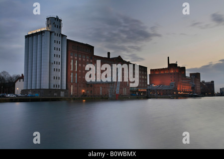 Innenhafen Port et le Musée Kueppersmuehle et usines, Duisburg, Germany, Europe Banque D'Images