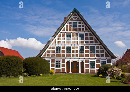 Centre historique maison à pans de bois avec toit de chaume, ancienne ferme, Jork, zone d'Altes Land, la cultivation de fruits, Basse-Saxe, Allemagne Banque D'Images