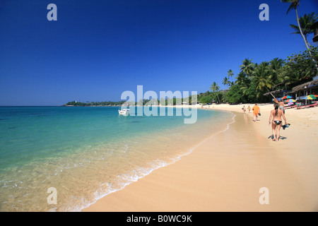 Les touristes en Unnawatuna beach près de Galle, Sri Lanka. Banque D'Images