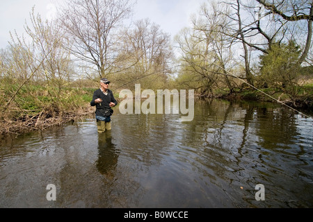 Fly fisherman casting une canne à pêche, Vulkaneifel, Rhénanie-Palatinat, Allemagne, Europe Banque D'Images