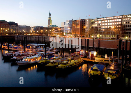 Port et vue panoramique de l'Hambourg au crépuscule, l'Allemagne, de l'Europe Banque D'Images