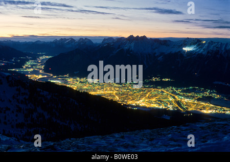 L'Inntal, vallée de l'Inn, Innsbruck la nuit, Tyrol, Autriche, Europe Banque D'Images