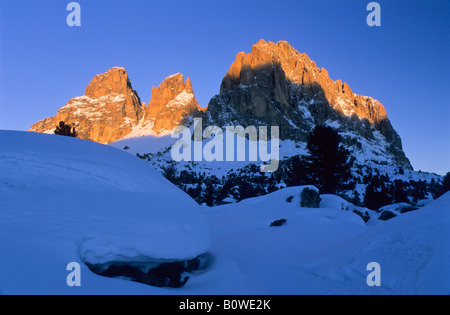 Mt. Aka Langkofel Sasso Lungo au lever du soleil en hiver, Dolomites, Bolzano-Bozen, Italie, Europe Banque D'Images