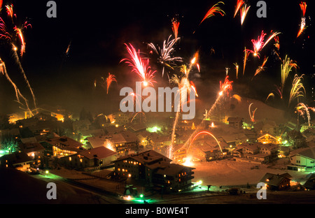 D'artifice au-dessus du village de montagne de Serfaus, Oberes Gericht, Tyrol, Autriche, Europe Banque D'Images