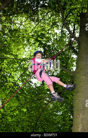 Petite fille escalade un arbre, Upper Bavaria, Germany, Europe Banque D'Images