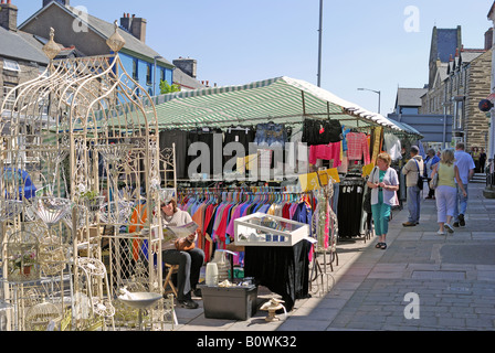 Les étals de marché ET LES VISITEURS LES JOURS DE MARCHÉ À MACHYNLLETH POWYS PAYS DE GALLES Banque D'Images