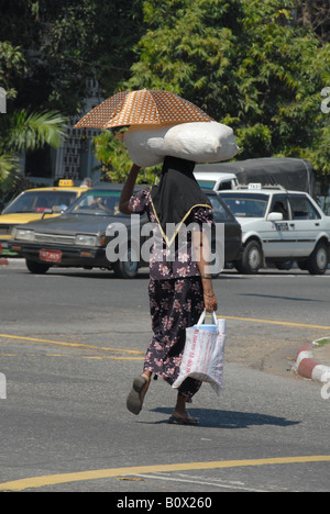 Dame birmane transportant des marchandises sur la tête, Rangoon, Birmanie Banque D'Images