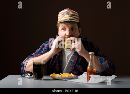 Les stéréotypes American man eating a burger Banque D'Images