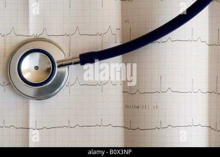 Close up d'un électrocardiographe et un stéthoscope Banque D'Images