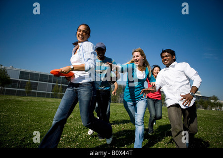 Les étudiants jouent de l'université sur le campus de Frisbee Banque D'Images