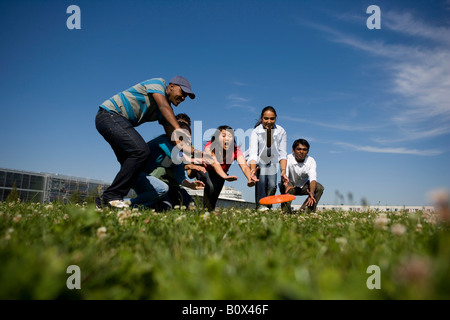 Les étudiants jouent de l'université sur le campus de Frisbee Banque D'Images