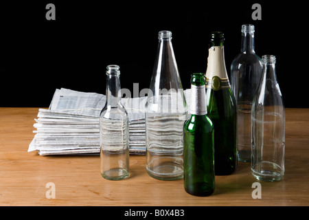 Une pile de journaux et de bouteilles vides Banque D'Images