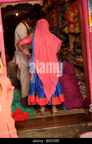 Boutique pour femmes Rajasthani tissus dans le marché local de l'Inde Rajasthan Naguar Banque D'Images