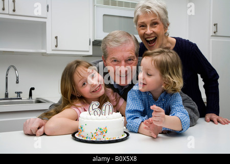 Les grands-parents et petits-enfants fêter un anniversaire Banque D'Images