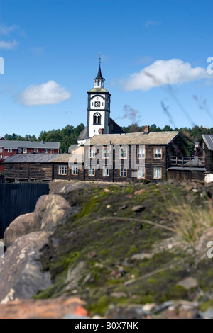 Donnant sur l'église de bâtiments anciens dans la ville de Røros, une ancienne ville minière (cuivre), classé Patrimoine Mondial par l'UNESCO Banque D'Images