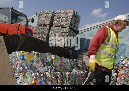 L'aluminium et l'acier peuvent recycler au Teignbridge district council chantier de recyclage à Newton Abbot Devon Banque D'Images