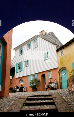 Les touristes à la place de la batterie dans Portmeirion village modèle italianisant conçue par l'architecte Sir Clough Williams-Ellis Gwynedd Banque D'Images