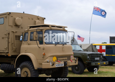 L'Armée britannique Bedford toutes les roues motrices et esquiver les camions américains à Smallwood Vintage Rally Cheshire England Royaume-Uni UK Banque D'Images