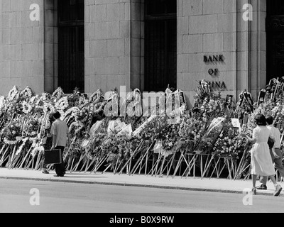 Tributs floraux à l'extérieur de la Banque de Chine à Hong Kong sur la mort du président Mao Tse-Tung Octobre 1976 Banque D'Images