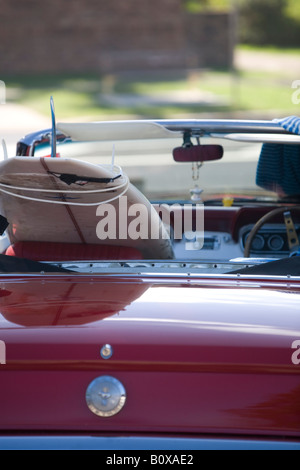 planche de surf dans un cabriolet rouge modèle 1966 ford mustang, sydney, australie Banque D'Images