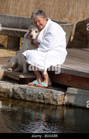 Golden Retriever (Canis lupus f. familiaris), senior woman with dog at pond Banque D'Images