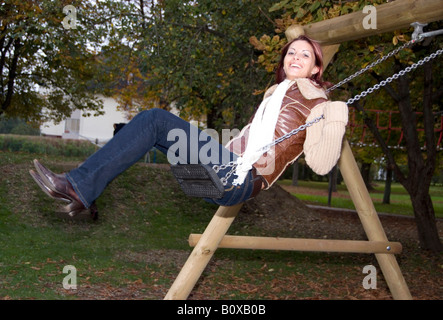 Jeune femme sur une balançoire Banque D'Images