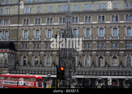 Europe Londres Le volet une vue de face de la gare de Charing cross et de l'Eleanor cross Banque D'Images