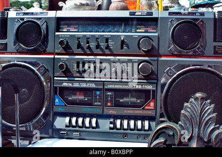 Paris France Old 'lecteur de cassette stéréo portable' dans 'marché aux puces' musique des années 1980 Shopping 'Ghetto Blaster' 'Boom Box' Banque D'Images