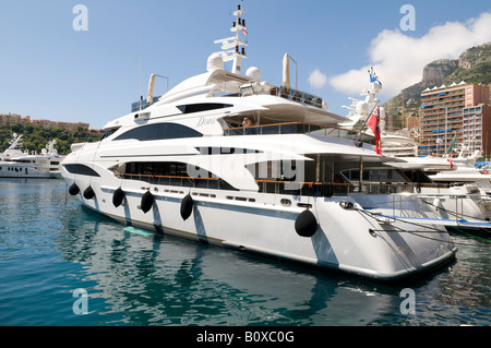 Yacht à moteur de luxe, Monaco Harbour, au sud de la france Banque D'Images