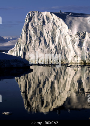 Iceberg en réfléchissant sur la surface de l'eau dans la lumière du soleil du soir, l'Antarctique, Suedpolarmeer Banque D'Images