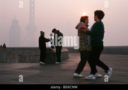 Danse chinoise sur une place tôt le matin, de la Chine, Shanghai Banque D'Images