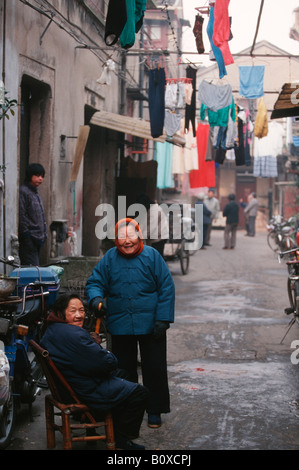 Vieilles femmes dans la vieille ville, rue de la Chine, Shanghai, Nanshi Banque D'Images
