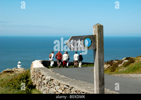 Les randonneurs passent un signe pour l''Anglesey Sentier Littoral à South Stack Banque D'Images