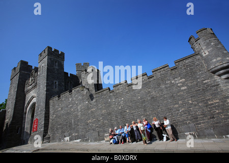 United Kingdom West Sussex arundel Touristes devant les murs du château Banque D'Images