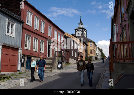 Donnant sur l'église, un ancien centre de Røros ville minière (cuivre), classé Patrimoine Mondial par l'UNESCO Banque D'Images