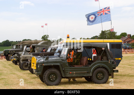 Une gamme de véhicules militaires britanniques et américains à Smallwood Vintage Rally Cheshire England Royaume-Uni UK Banque D'Images