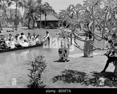 Mariage en pirogue à double coque village Fidjien Centre Culturel Polynésien, 1976 Banque D'Images