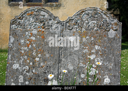 United Kingdom West Sussex north stoke saint marie la vierge église une pierre tombale Banque D'Images