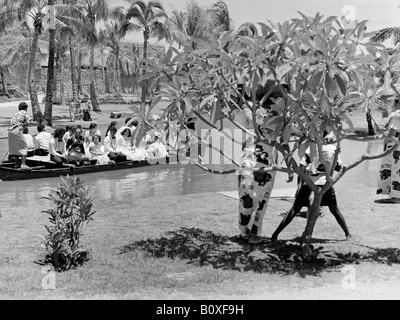 Mariage en pirogue à double coque village Fidjien Centre Culturel Polynésien, 1976 Banque D'Images