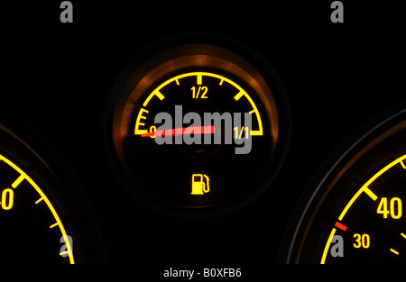 Une jauge de carburant automobile britannique montrant peu de carburant AVEC TÉMOIN,UK. Banque D'Images